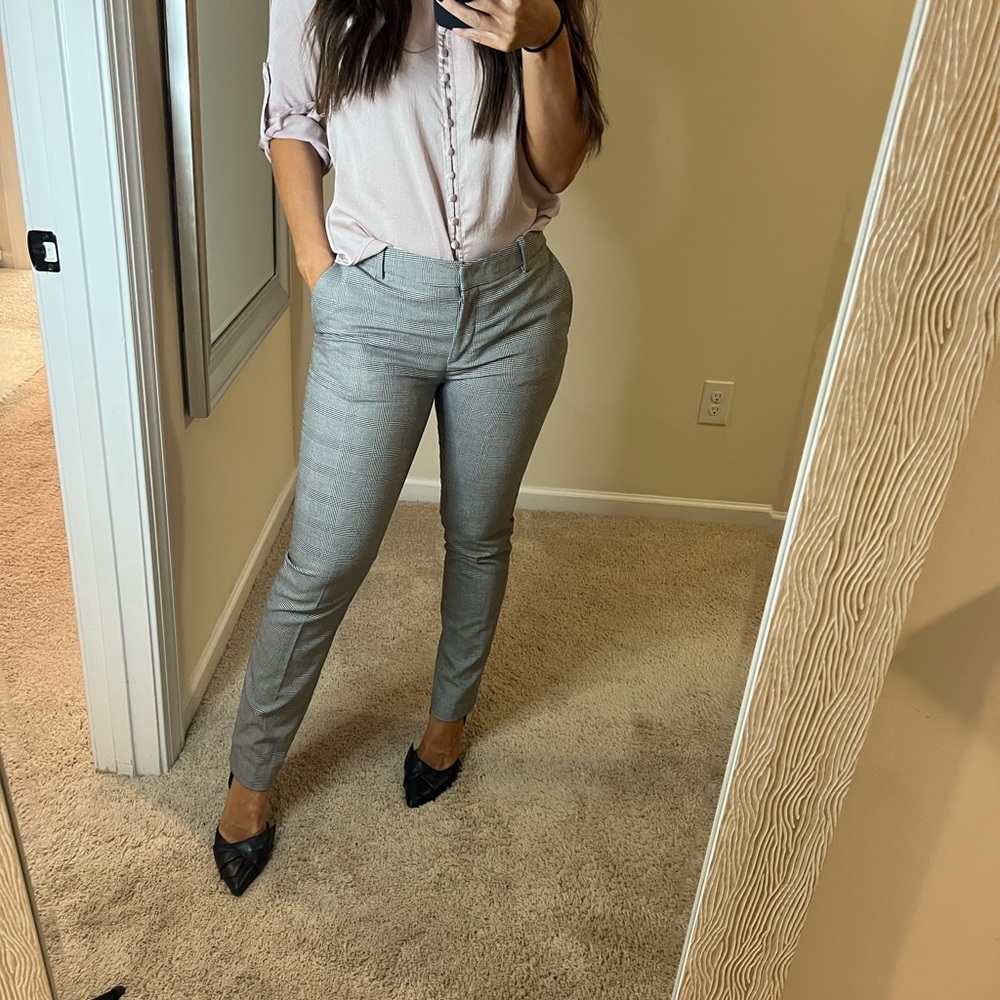 H&M dress pants stretch.  Black and white pattern. Size US6.